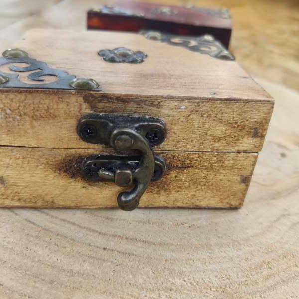 Scatolina in Legno Marrone Chiaro – Scrigno Elegante per Bomboniere, Gioielli e Porta Fedi